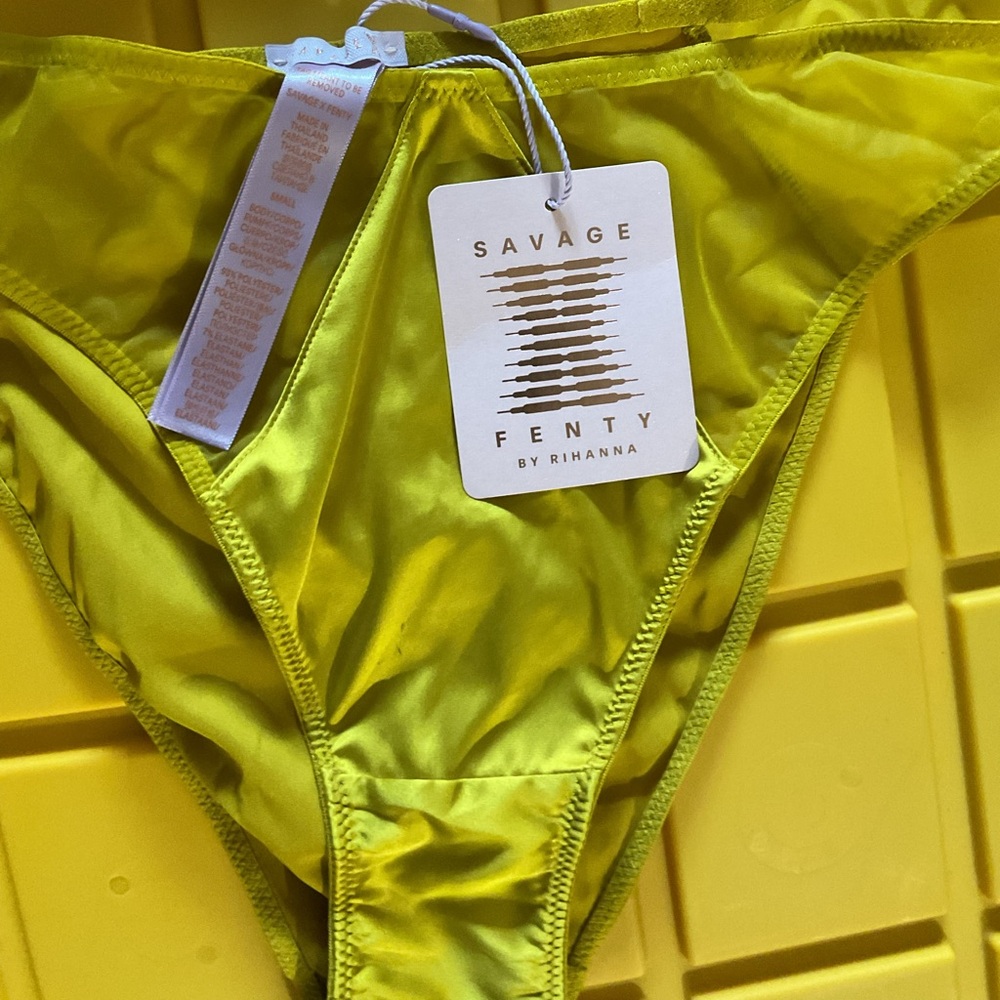 NWT 👙🛍️😍Savage X Fenty Bright Yellow 🌺🌸🌹panties
****BRA SOLD SEPARATELY
